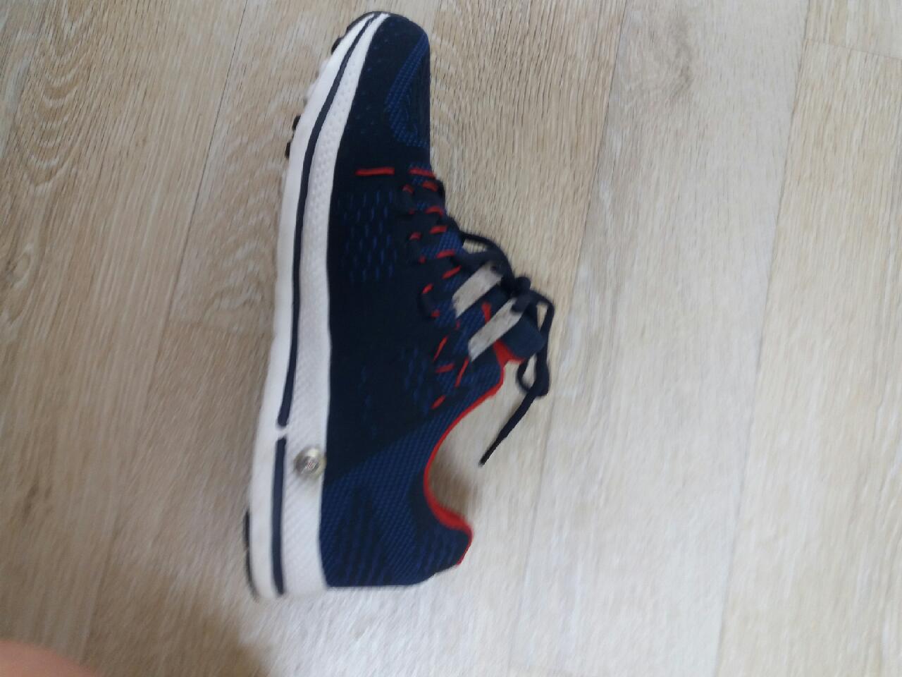 신발끈의 장력조절 기능을 갖는 신발(SHOES FUNCTION TENSION OF THE SHOELACE)